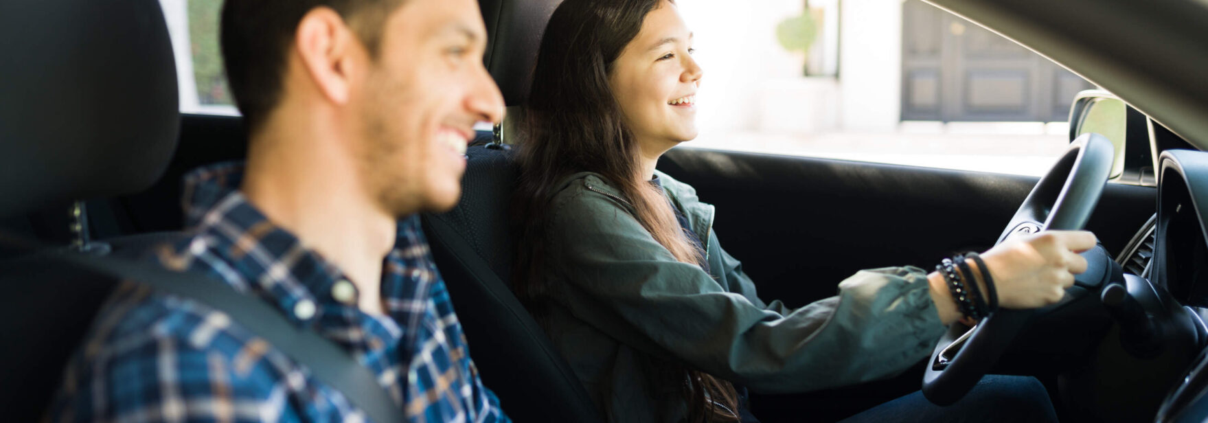 Leçon de conduite jeune femme apprenant à conduire