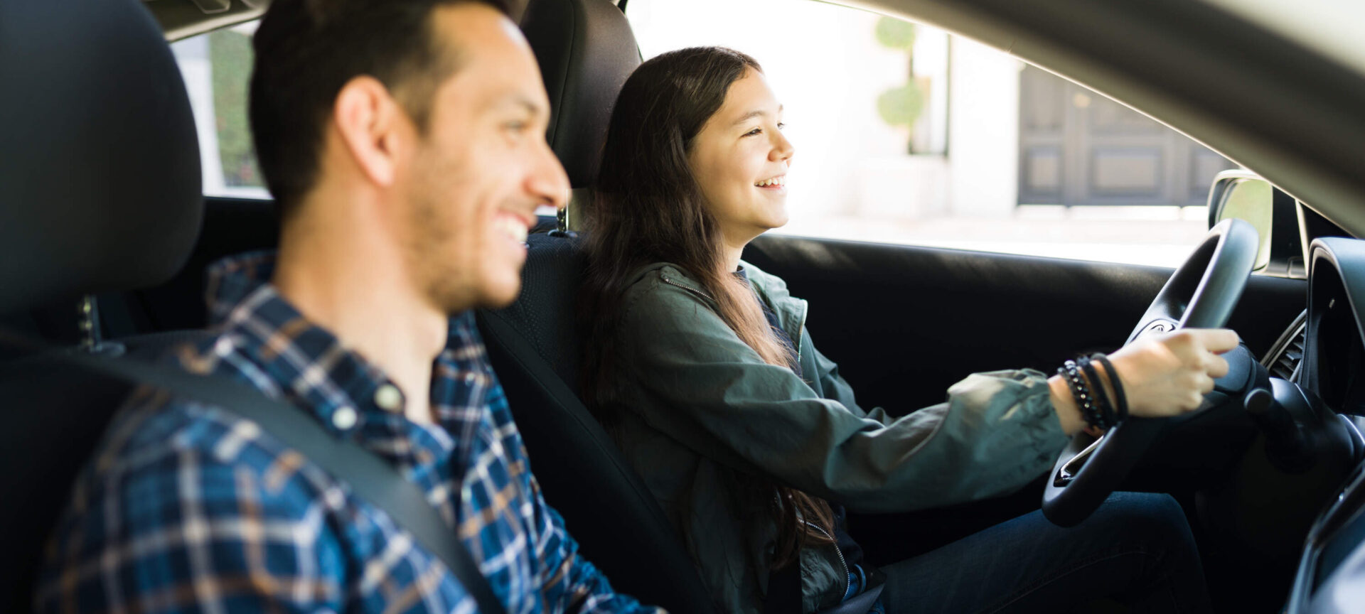 Leçon de conduite jeune femme apprenant à conduire