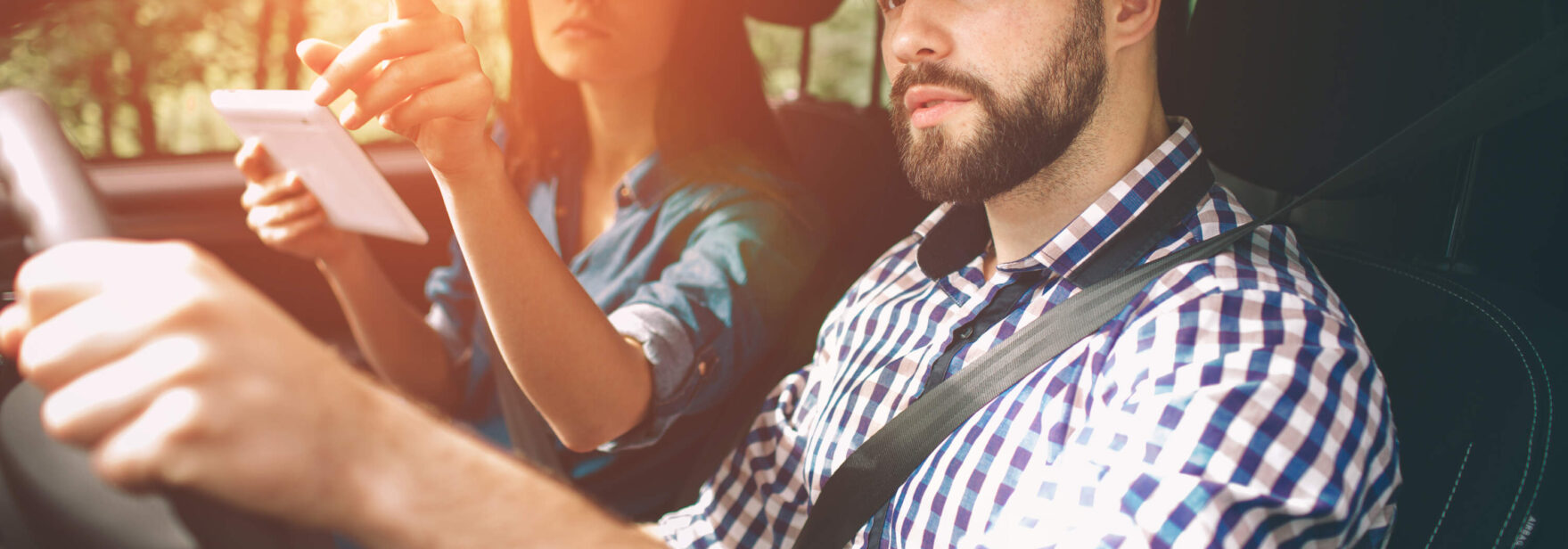 jeune homme qui apprend à conduire avec un moniteur d'auto-école