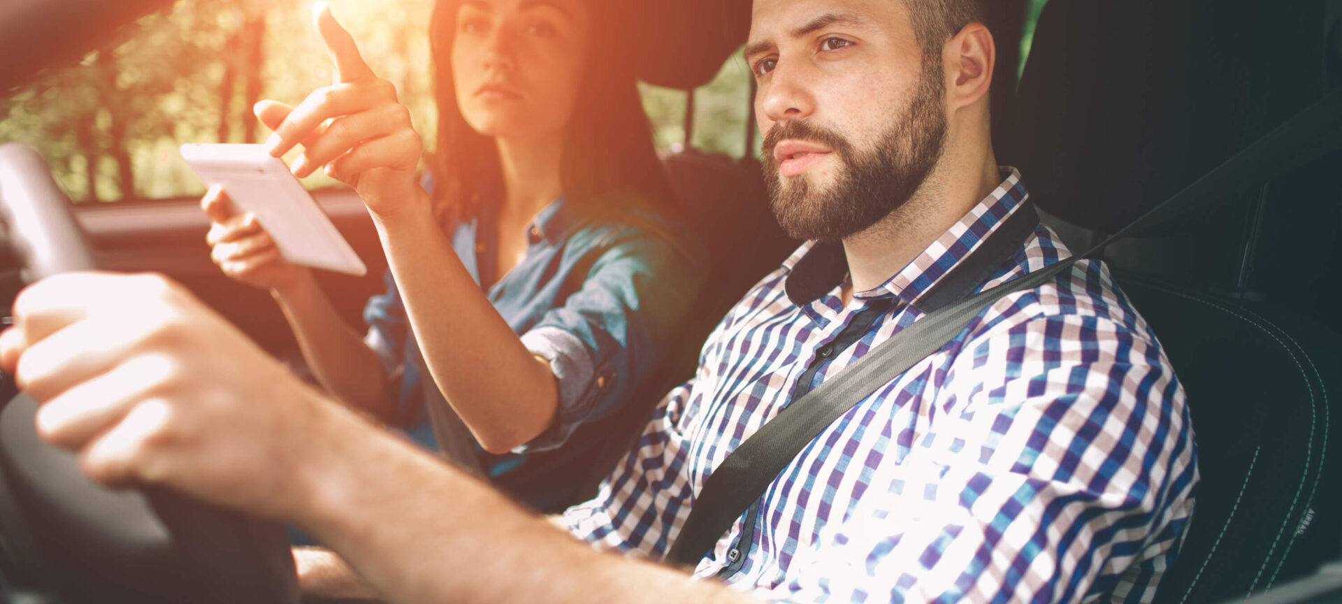 jeune homme qui apprend à conduire avec un moniteur d'auto-école