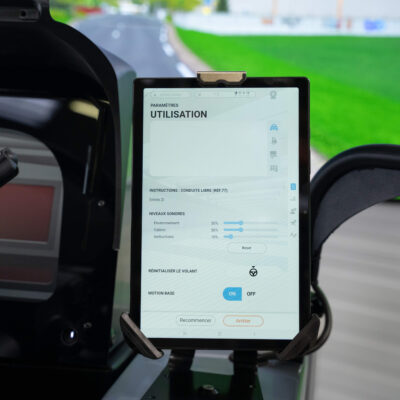 tablette connectée au simulateur de conduite